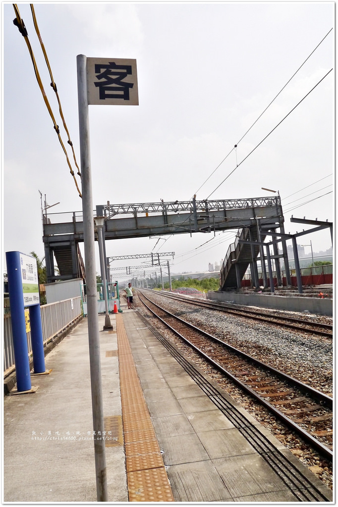 六塊厝車站‧大站中的小車站,簡易型的招呼站,熱愛拍車站的朋友們要小心有變態偷拍 - 第15張圖 P1230868
