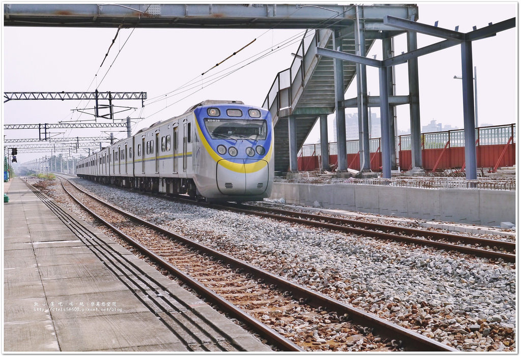 六塊厝車站‧大站中的小車站,簡易型的招呼站,熱愛拍車站的朋友們要小心有變態偷拍 - 第17張圖 P1230871