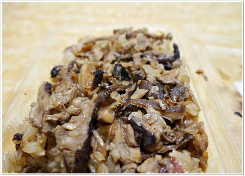 英久滿月油飯‧天天新黃昏市場30年老攤子,油飯彌月送禮好選擇,另有海鮮沙拉 - 第10張圖 P1210745