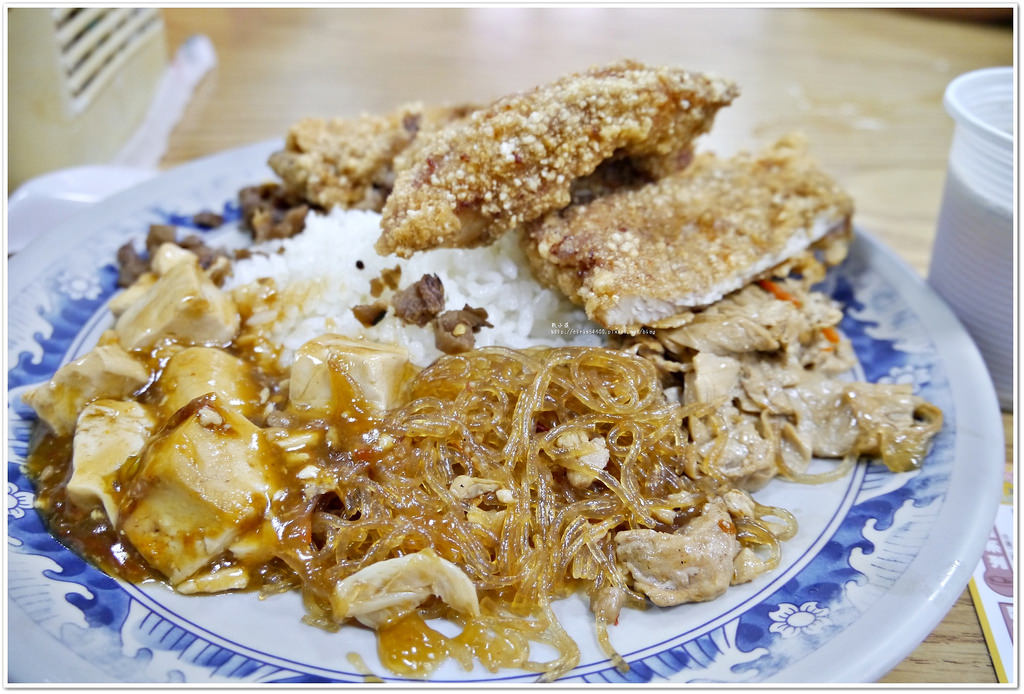 大珍咖哩專賣店‧學區最夯的便當店,雞排大份量,連男生都吃不完的便當 - 第8張圖 P1210718