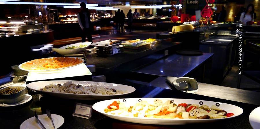 漢來海港餐廳 巨蛋店‧聽說它們家的海鮮和甜點很強,餐點多到無所挑起,但場地太大我不知怎麼拍o_0 - 第16張圖 1 (27)