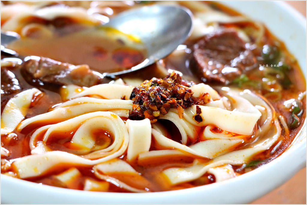 小程一大鍋牛肉麵‧低調的巷中麵館 牛肉湯香中帶辣 牛肉軟嫩帶筋 速度不快耐心等待 - 第14張圖 IMG_0405
