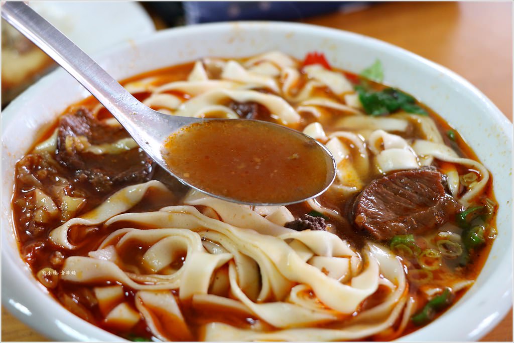 小程一大鍋牛肉麵‧低調的巷中麵館 牛肉湯香中帶辣 牛肉軟嫩帶筋 速度不快耐心等待 - 第16張圖 IMG_0402