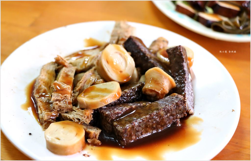 小程一大鍋牛肉麵‧低調的巷中麵館 牛肉湯香中帶辣 牛肉軟嫩帶筋 速度不快耐心等待 - 第8張圖 IMG_0379