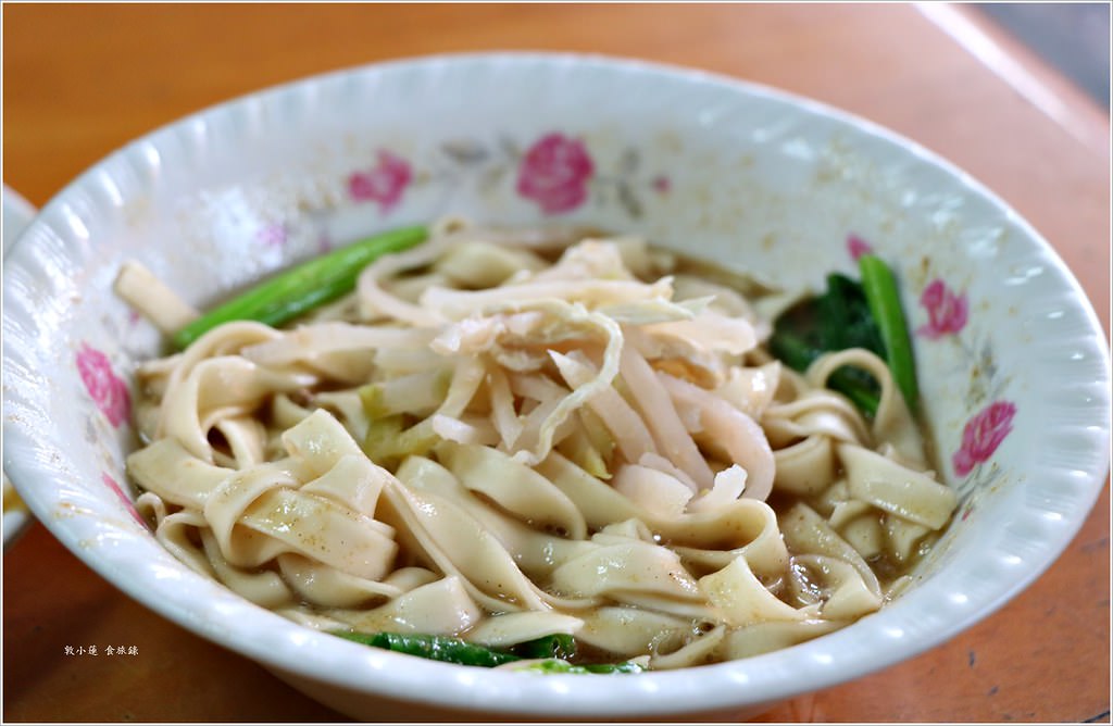 小程一大鍋牛肉麵‧低調的巷中麵館 牛肉湯香中帶辣 牛肉軟嫩帶筋 速度不快耐心等待 - 第10張圖 IMG_0385