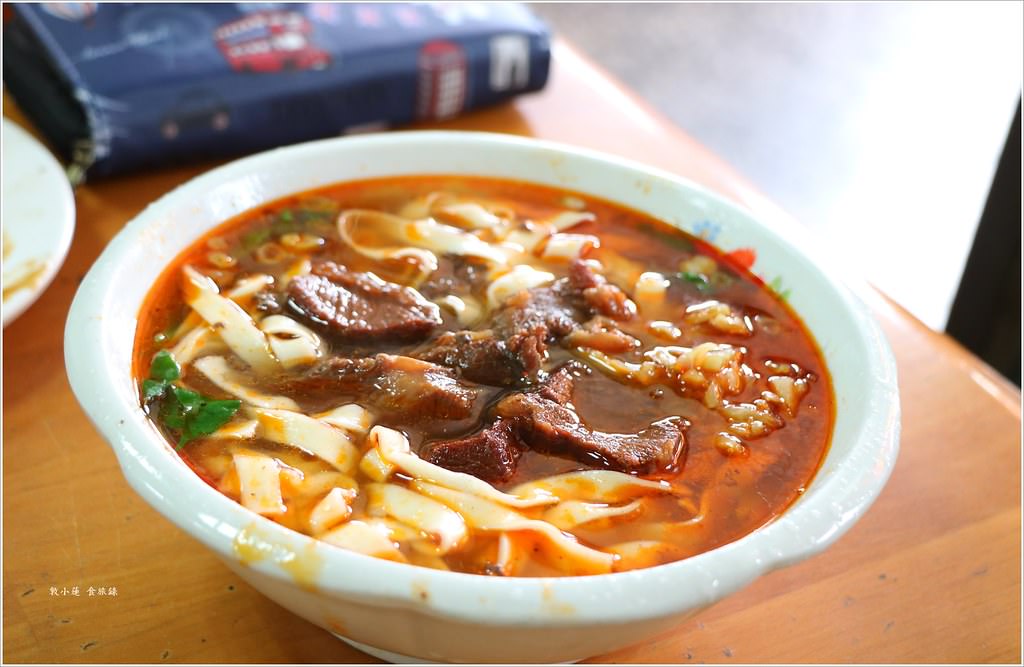 小程一大鍋牛肉麵‧低調的巷中麵館 牛肉湯香中帶辣 牛肉軟嫩帶筋 速度不快耐心等待 - 第11張圖 IMG_0390