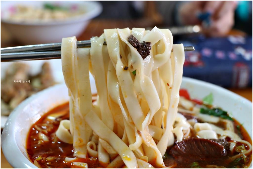 小程一大鍋牛肉麵‧低調的巷中麵館 牛肉湯香中帶辣 牛肉軟嫩帶筋 速度不快耐心等待 - 第17張圖 IMG_0396