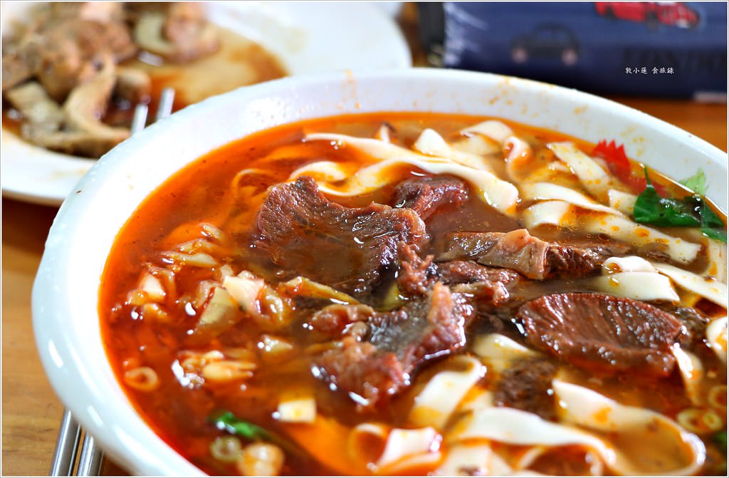 小程一大鍋牛肉麵‧低調的巷中麵館 牛肉湯香中帶辣 牛肉軟嫩帶筋 速度不快耐心等待 - 第13張圖 IMG_0393