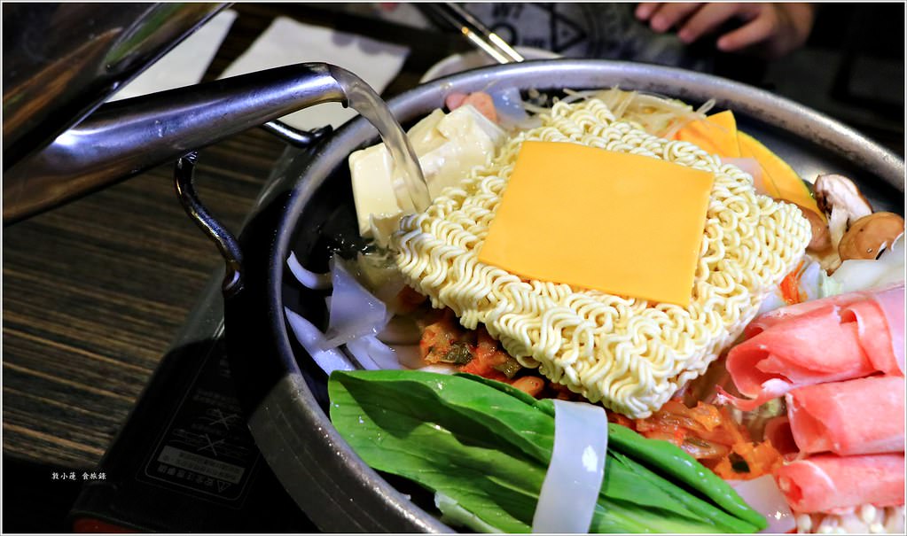 玉豆腐韓國家庭料理‧不出國也能吃韓料 熔岩起司炸雞超牽司 部隊鍋二人套餐超大滿足 - 第15張圖 IMG_3403