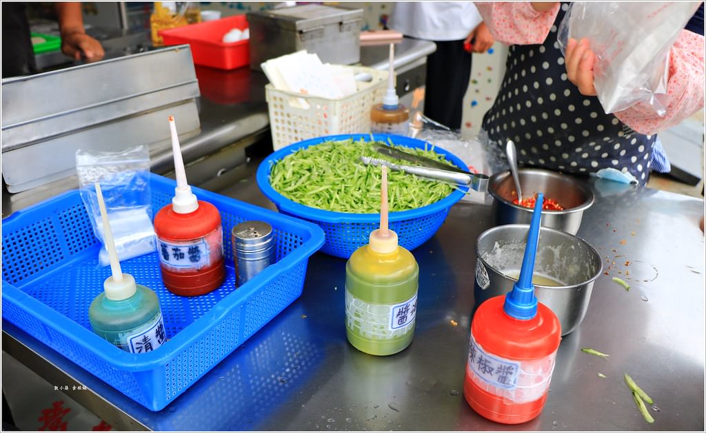 郵局蔥油餅‧超便宜又有特色的澎湖小吃,滿滿的小黃瓜、蒜泥、辣椒醬絕對不能錯過的人氣小吃 - 第8張圖 IMG_5058