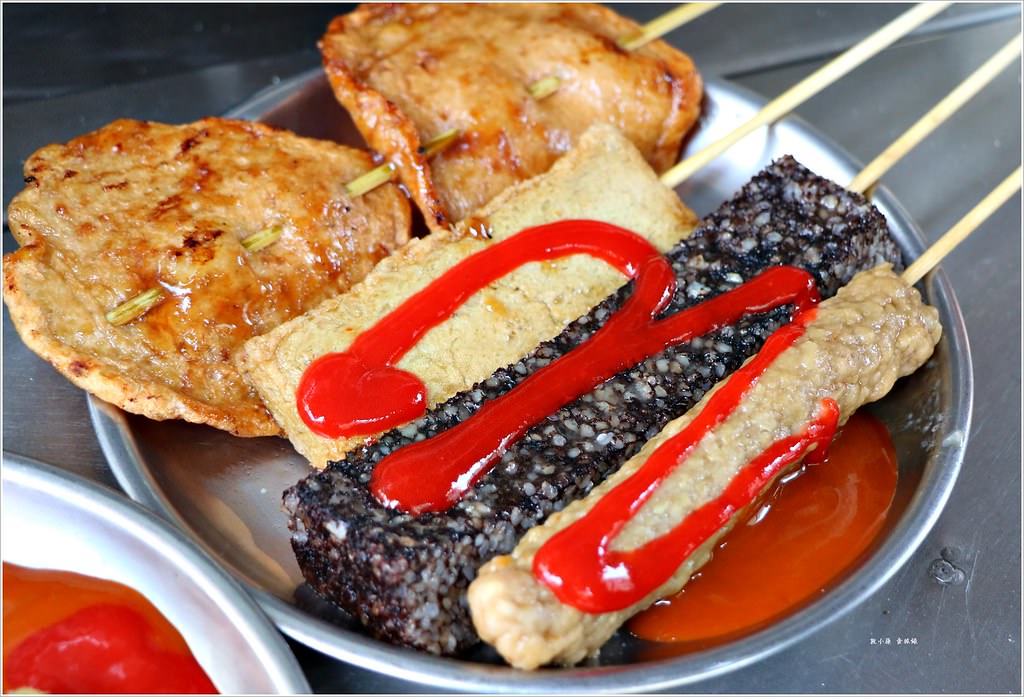 中正市場黑輪大腸香腸攤‧四十年老店堅持碳火碳烤,傳統小吃勾起兒時回憶 - 第11張圖 IMG_1044