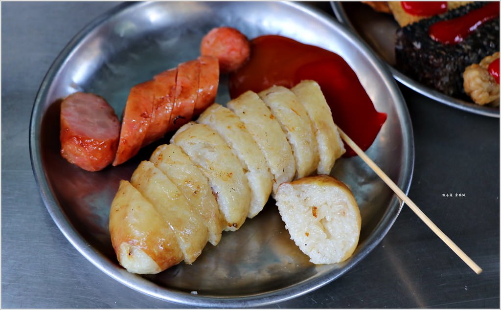 中正市場黑輪大腸香腸攤‧四十年老店堅持碳火碳烤,傳統小吃勾起兒時回憶 - 第13張圖 IMG_1045