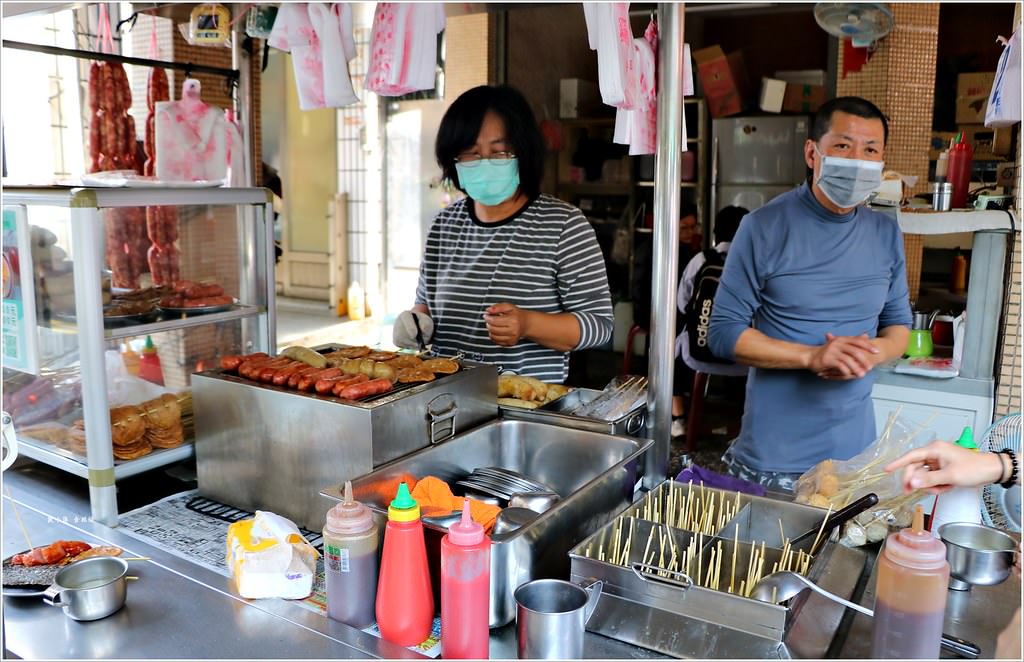 中正市場黑輪大腸香腸攤‧四十年老店堅持碳火碳烤,傳統小吃勾起兒時回憶 - 第3張圖 IMG_1026
