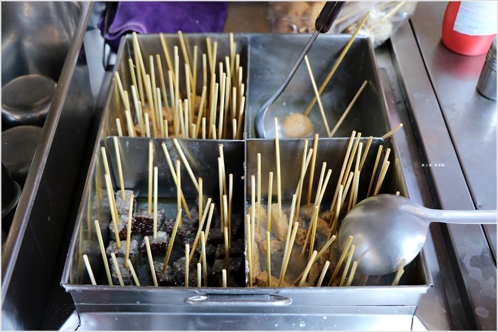 中正市場黑輪大腸香腸攤‧四十年老店堅持碳火碳烤,傳統小吃勾起兒時回憶 - 第5張圖 IMG_1023