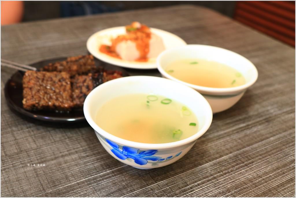 路邊小麵館‧很任性也有個性的麵食館,想吃麵看運氣,手工自製麵不能錯過,花生豆腐又綿又Q - 第8張圖 IMG_0115