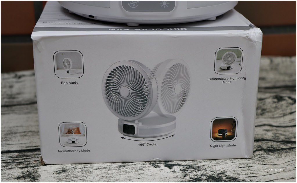 【家電開箱】JMK F06 USB智能溫度循環風扇‧香薰折疊風扇,桌面、壁掛二合一 4級風量調節,3 種模式夜燈 - 第3張圖 IMG_2096