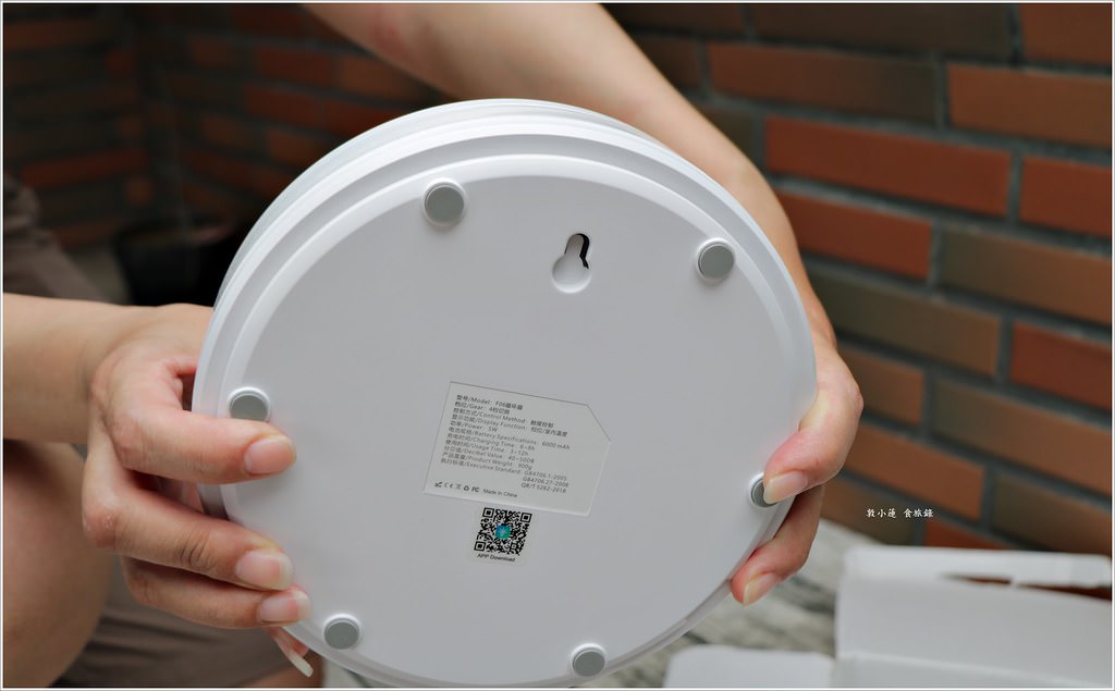 【家電開箱】JMK F06 USB智能溫度循環風扇‧香薰折疊風扇,桌面、壁掛二合一 4級風量調節,3 種模式夜燈 - 第9張圖 IMG_2208