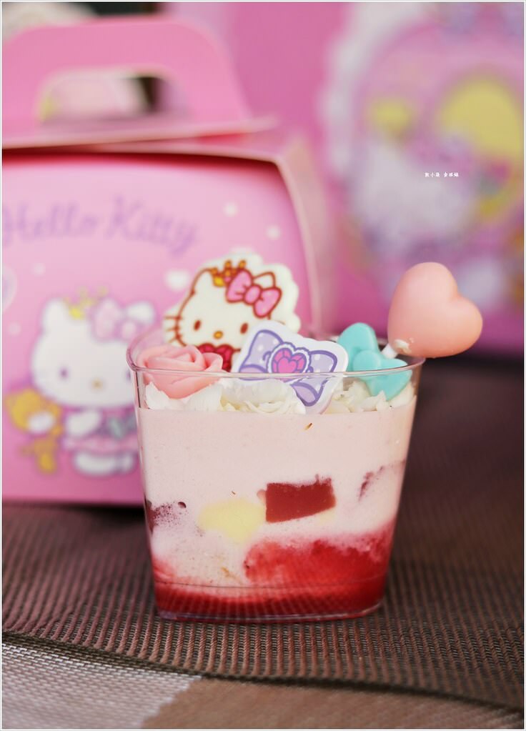 【蛋糕推薦】85度C Hello Kitty&布丁狗夢幻甜點王國‧萌度破表又吸晴!三麗鷗造型蛋糕、生日蛋糕推薦 - 第13張圖 IMG_3435