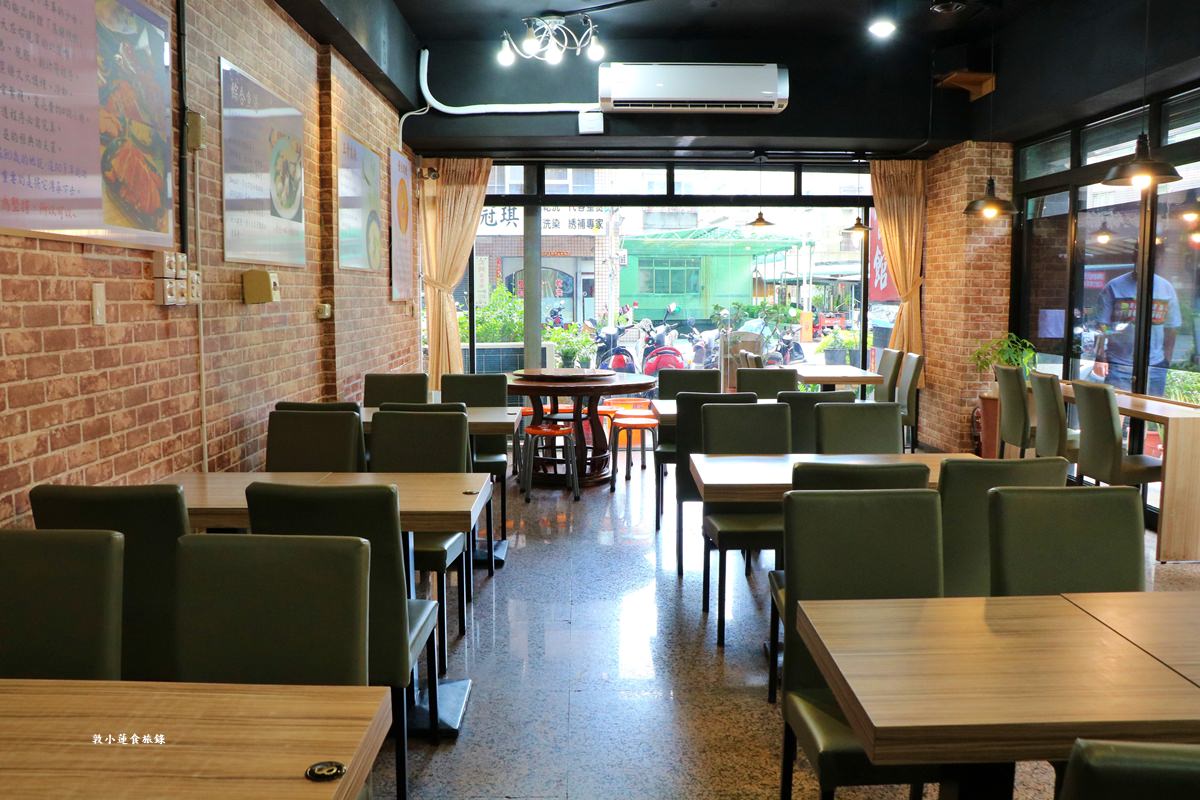 老爺美食館 鼎山店‧承傳50年古法焦糖燻鴨，香茅煎肉皮酥紮實，不可錯過的在地平價小吃