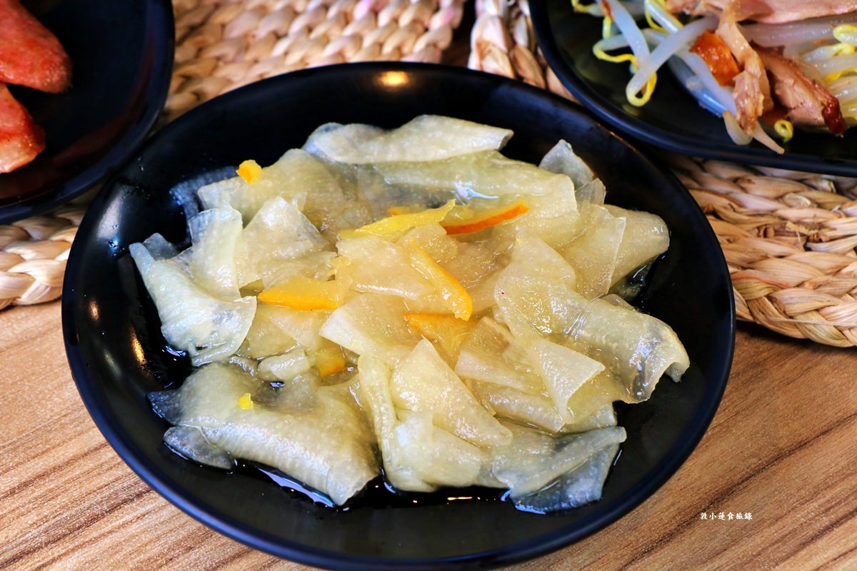 老爺美食館 鼎山店‧承傳50年古法焦糖燻鴨，香茅煎肉皮酥紮實，不可錯過的在地平價小吃