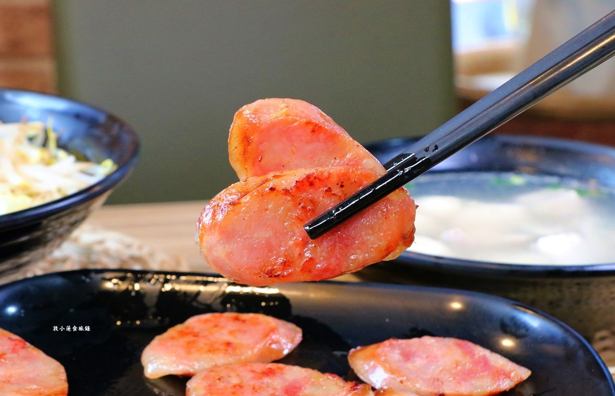 老爺美食館 鼎山店‧承傳50年古法焦糖燻鴨，香茅煎肉皮酥紮實，不可錯過的在地平價小吃