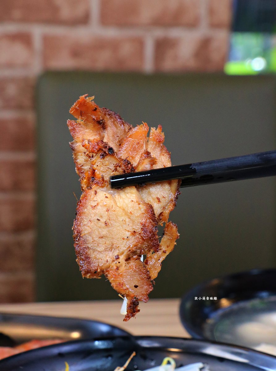 老爺美食館 鼎山店‧承傳50年古法焦糖燻鴨，香茅煎肉皮酥紮實，不可錯過的在地平價小吃
