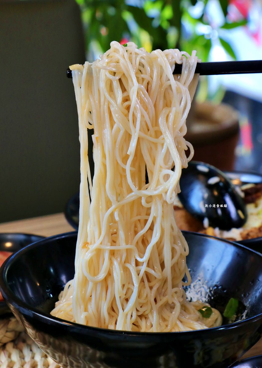 老爺美食館 鼎山店‧承傳50年古法焦糖燻鴨，香茅煎肉皮酥紮實，不可錯過的在地平價小吃