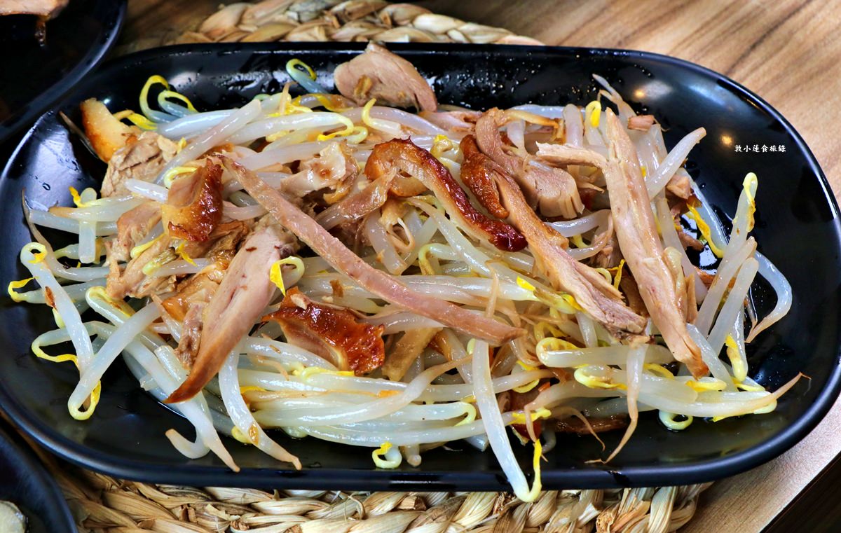 老爺美食館 鼎山店‧承傳50年古法焦糖燻鴨，香茅煎肉皮酥紮實，不可錯過的在地平價小吃