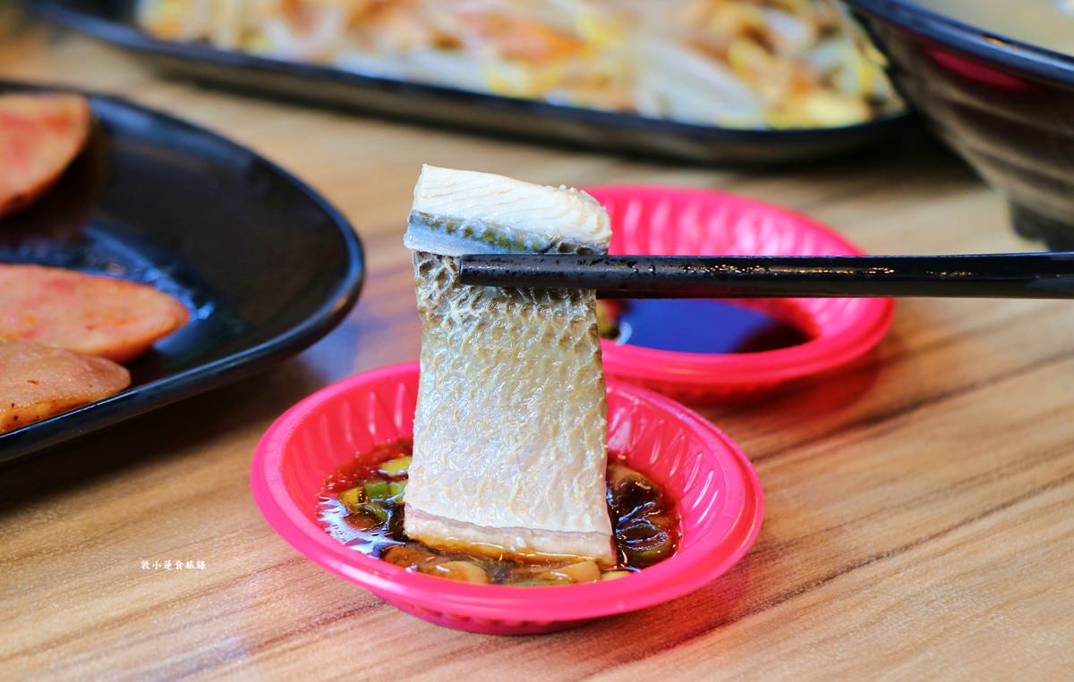 老爺美食館 鼎山店‧承傳50年古法焦糖燻鴨，香茅煎肉皮酥紮實，不可錯過的在地平價小吃