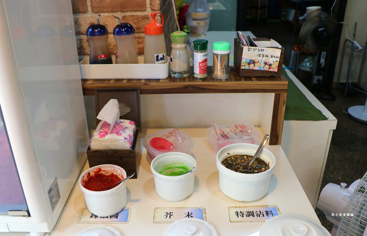 老爺美食館 鼎山店‧承傳50年古法焦糖燻鴨，香茅煎肉皮酥紮實，不可錯過的在地平價小吃