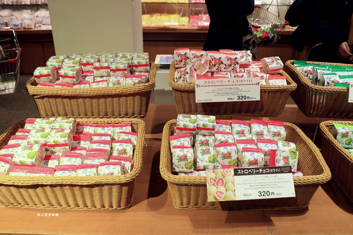 【北海道小樽】六花亭 小樽運河店‧北海道必買伴手禮‧經典花卉圖案酒糖、入門甜點草莓巧克力、萊姆葡萄奶油夾心餅乾 - 第22張圖 【北海道小樽】六花亭 小樽運河店‧北海道必買伴手禮‧經典花卉圖案酒糖、入門甜點草莓巧克力、萊姆葡萄奶油夾心餅乾