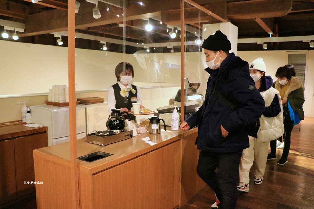 【北海道小樽】六花亭 小樽運河店‧北海道必買伴手禮‧經典花卉圖案酒糖、入門甜點草莓巧克力、萊姆葡萄奶油夾心餅乾 - 第9張圖 【北海道小樽】六花亭 小樽運河店‧北海道必買伴手禮‧經典花卉圖案酒糖、入門甜點草莓巧克力、萊姆葡萄奶油夾心餅乾