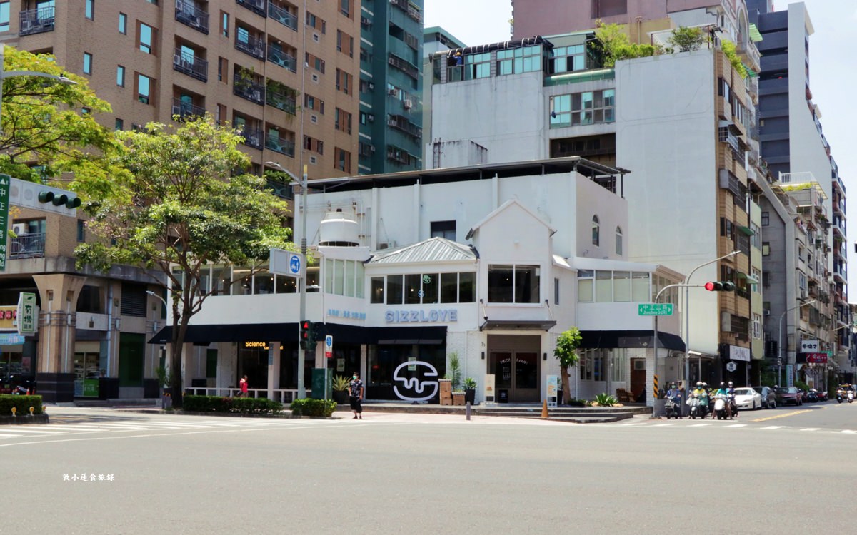 及時樂漢堡 Sizzlove Burger‧純白文青美式漢堡店,無用餐時間限制,臨近信義國小站、美麗島捷運站 - 第2張圖 及時樂漢堡 Sizzlove Burger‧純白文青美式漢堡店,無用餐時間限制,臨近信義國小站、美麗島捷運站