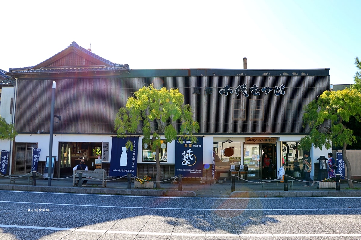 【鳥取境港】千代むすび酒造 岡空本店‧水木茂大道必逛境港酒造,現場酒造吧檯提供單杯酒品,不用千元就能品嚐 - 第1張圖 【鳥取境港】千代むすび酒造 岡空本店‧水木茂大道必逛境港酒造,現場酒造吧檯提供單杯酒品,不用千元就能品嚐