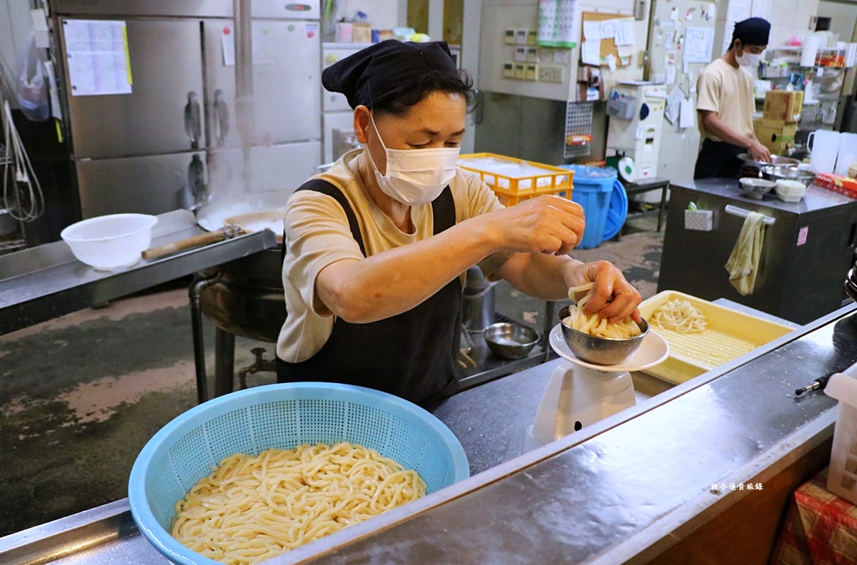 【日本鳥取】手打ちうどん ちよ志 南吉方店‧山陰第一家自助烏龍麵店,超人氣烏龍麵 ちよ志,只要220日圓就能吃到現煮超Q烏龍麵 - 第8張圖 【日本鳥取】手打ちうどん ちよ志 南吉方店‧山陰第一家自助烏龍麵店,超人氣烏龍麵 ちよ志,只要220日圓就能吃到現煮超Q烏龍麵