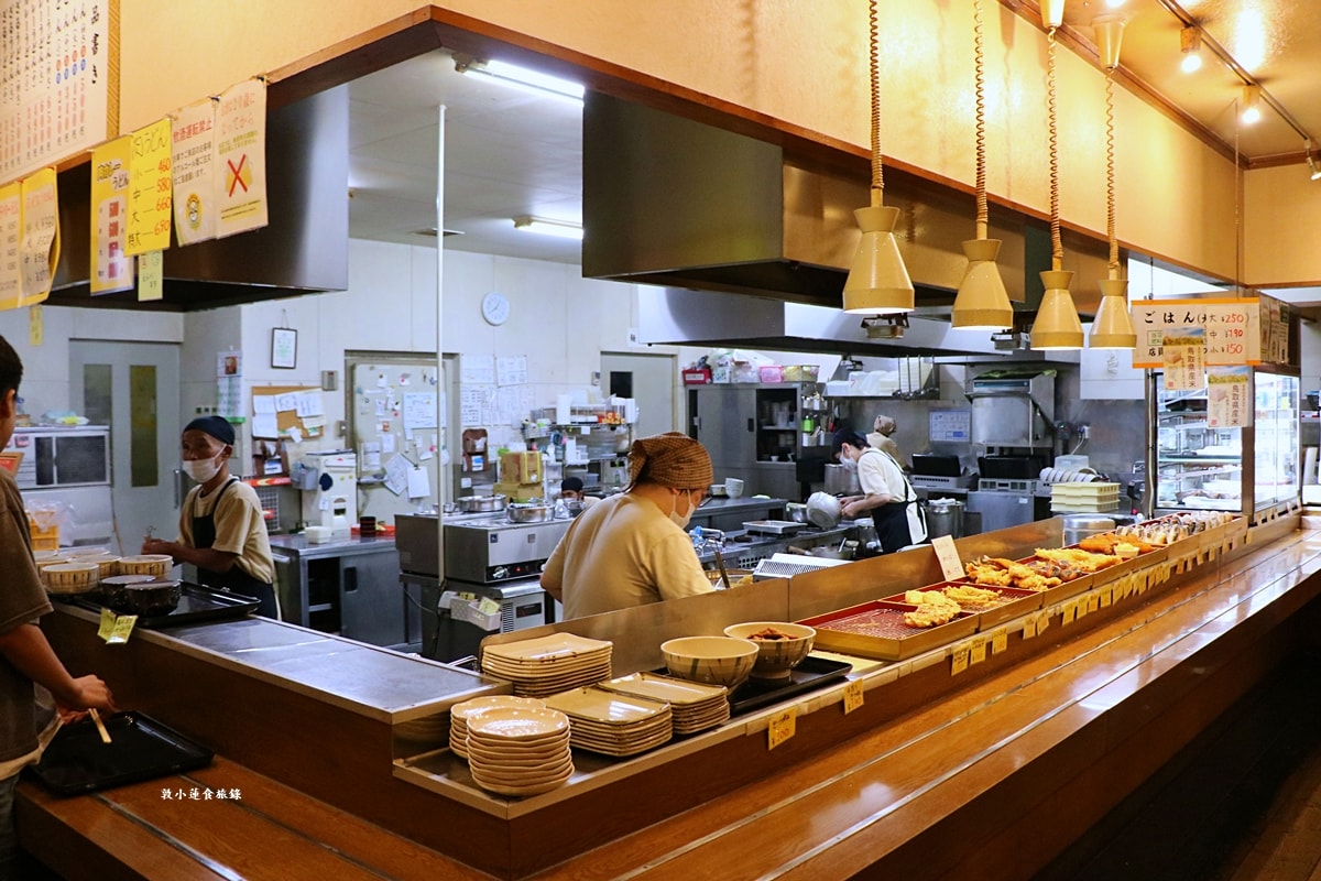 【日本鳥取】手打ちうどん ちよ志 南吉方店‧山陰第一家自助烏龍麵店,超人氣烏龍麵 ちよ志,只要220日圓就能吃到現煮超Q烏龍麵 - 第9張圖 【日本鳥取】手打ちうどん ちよ志 南吉方店‧山陰第一家自助烏龍麵店,超人氣烏龍麵 ちよ志,只要220日圓就能吃到現煮超Q烏龍麵