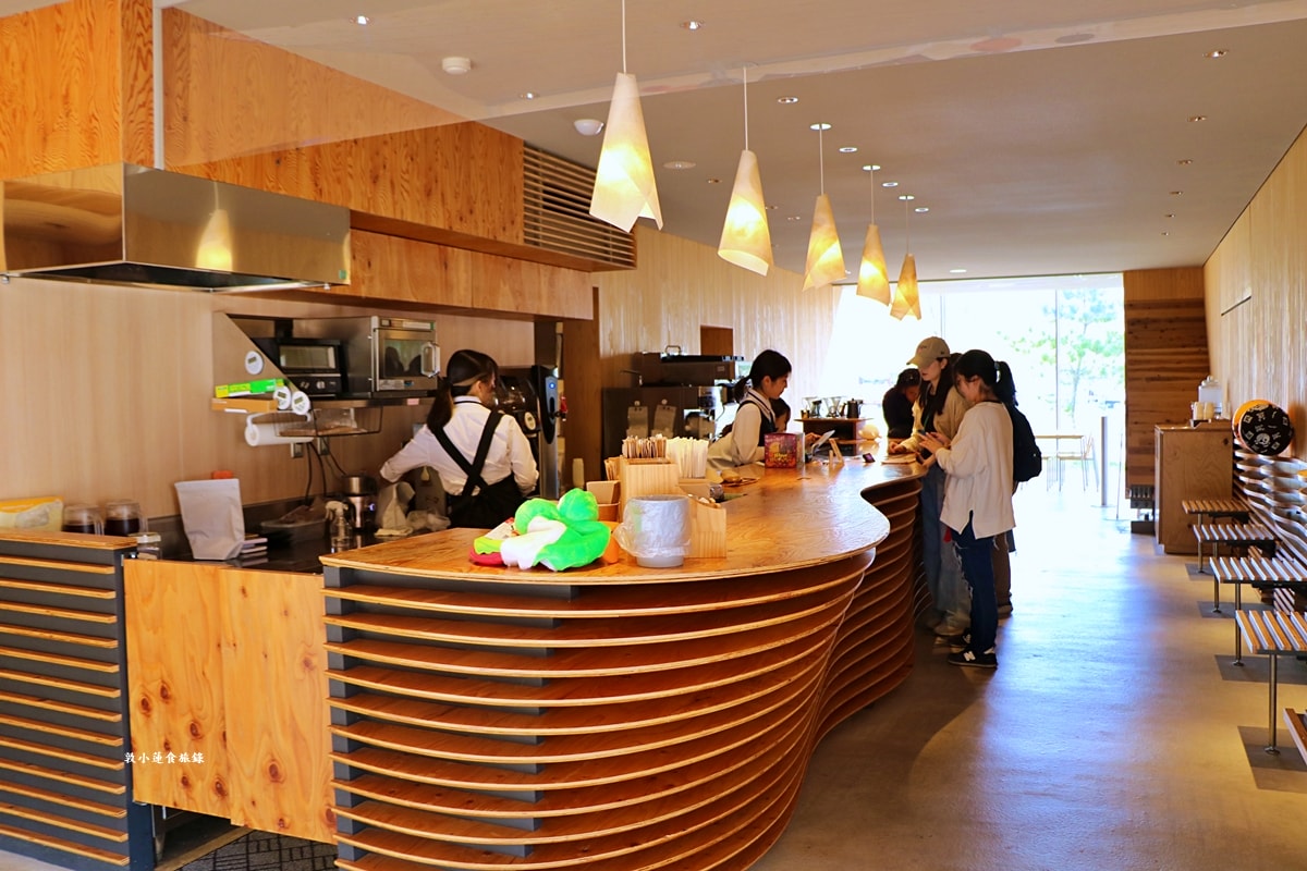 【日本鳥取】Takahama Cafe 高濱咖啡廳‧隈研吾操刀設計,鳥取砂丘最美的17度斜角建築,海鮮潛艇堡美味推薦 - 第5張圖 【日本鳥取】Takahama Cafe 高濱咖啡廳‧隈研吾操刀設計,鳥取砂丘最美的17度斜角建築,海鮮潛艇堡美味推薦