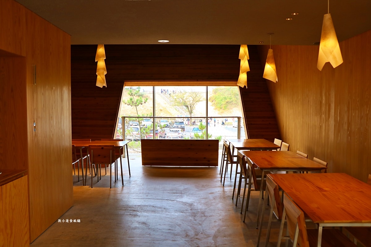 【日本鳥取】Takahama Cafe 高濱咖啡廳‧隈研吾操刀設計,鳥取砂丘最美的17度斜角建築,海鮮潛艇堡美味推薦 - 第9張圖 【日本鳥取】Takahama Cafe 高濱咖啡廳‧隈研吾操刀設計,鳥取砂丘最美的17度斜角建築,海鮮潛艇堡美味推薦
