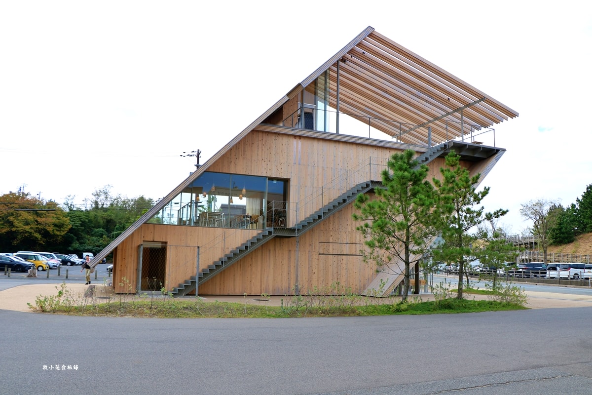 【日本鳥取】Takahama Cafe 高濱咖啡廳‧隈研吾操刀設計,鳥取砂丘最美的17度斜角建築,海鮮潛艇堡美味推薦 - 第3張圖 【日本鳥取】Takahama Cafe 高濱咖啡廳‧隈研吾操刀設計,鳥取砂丘最美的17度斜角建築,海鮮潛艇堡美味推薦