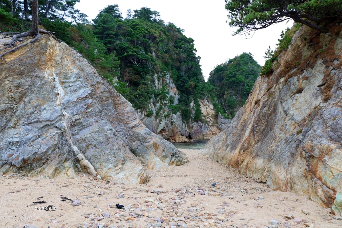 【日本鳥取】浦富海岸‧鳥取必訪日本百景山陰海岸地質公園,只有在地老司機才知的洞門、洞窟、白沙岸小密境 - 第18張圖 【日本鳥取】浦富海岸‧鳥取必訪日本百景山陰海岸地質公園,只有在地老司機才知的洞門、洞窟、白沙岸小密境