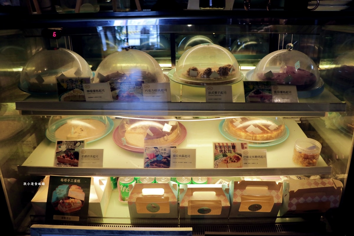 莓塔咖啡館 新崛江店‧鄰近新堀江不收服務費，假日限時用餐三小時，聚餐聊天最佳選擇