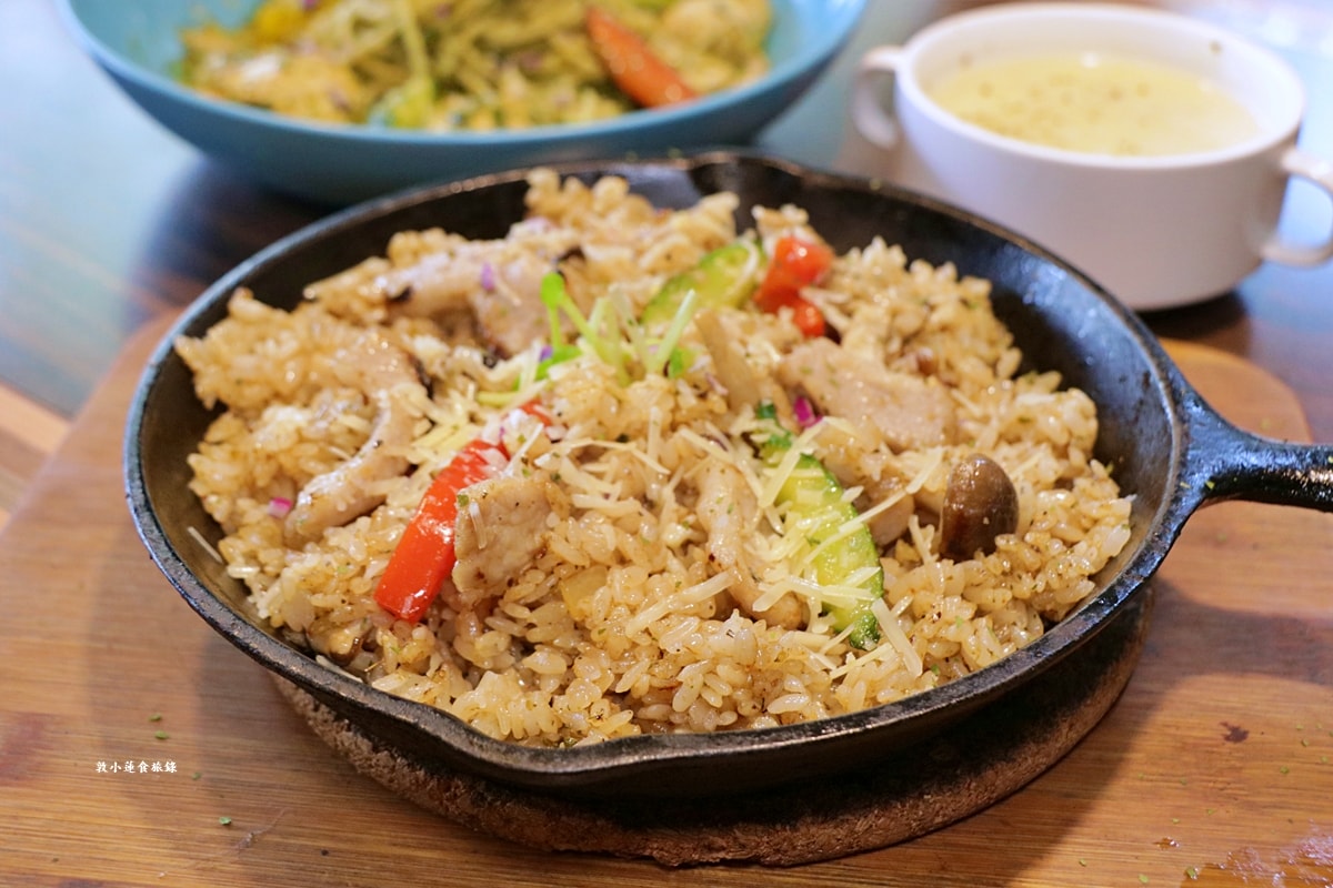 莓塔咖啡館 新崛江店‧鄰近新堀江不收服務費，假日限時用餐三小時，聚餐聊天最佳選擇
