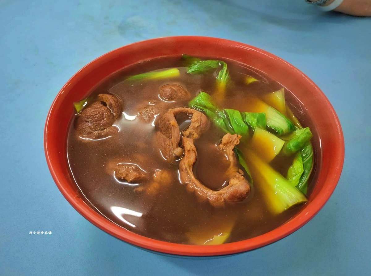 海軍眷村刀削麵‧榮總涵洞附近眷村刀削麵，店家超低調餐點份量十足，推薦紅燒牛肉麵、肉燥刀削麵!!另有饅頭、蔥油餅!!