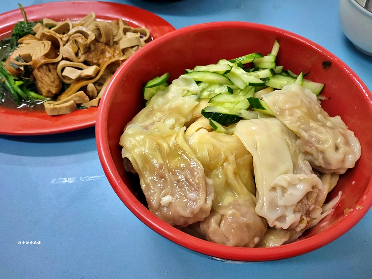 海軍眷村刀削麵‧榮總涵洞附近眷村刀削麵，店家超低調餐點份量十足，推薦紅燒牛肉麵、肉燥刀削麵!!另有饅頭、蔥油餅!!