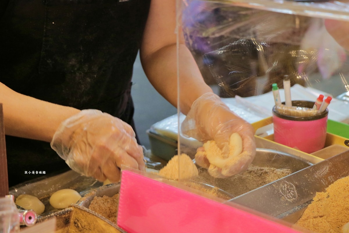 穀早味麻糬‧自由市場最夯的排隊甜點，五種口味現包手工麻糬，軟Q綿密超唰嘴