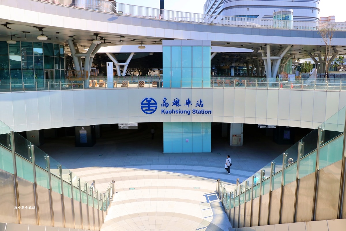 高雄車站‧歷經20年工程的火車站,結合節能設計與流線美學雲朵天棚,空中綠洲花園改寫車站新風貌 - 第3張圖 高雄車站‧歷經20年工程的火車站,結合節能設計與流線美學雲朵天棚,空中綠洲花園改寫車站新風貌