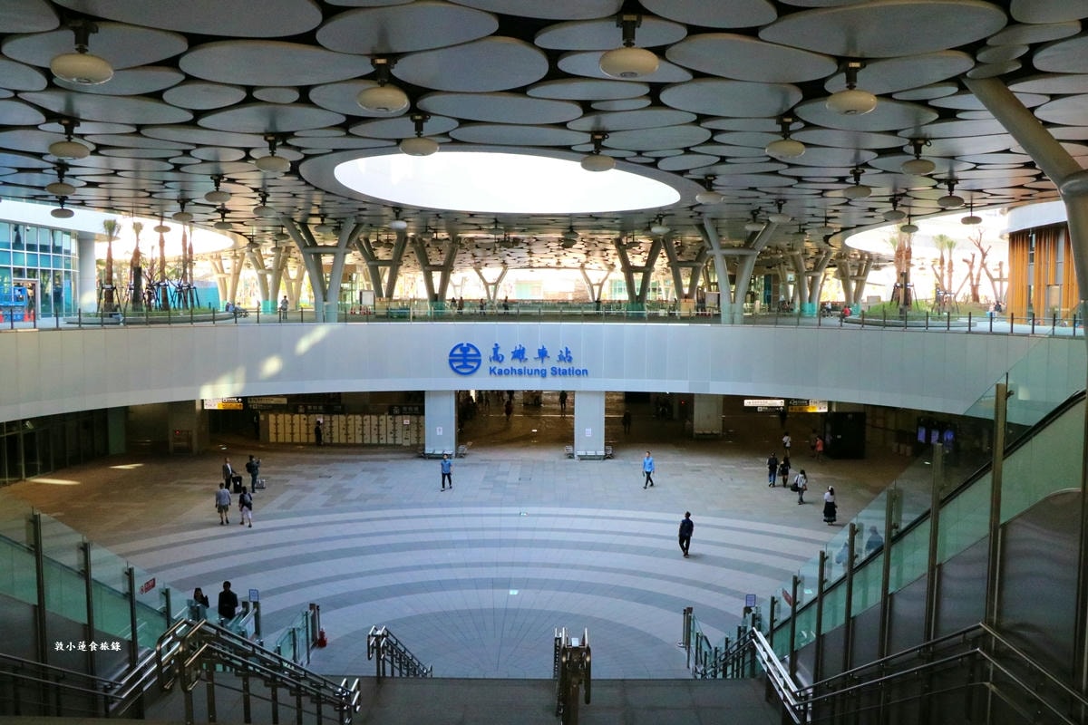 高雄車站‧歷經20年工程的火車站,結合節能設計與流線美學雲朵天棚,空中綠洲花園改寫車站新風貌 - 第38張圖 高雄車站‧歷經20年工程的火車站,結合節能設計與流線美學雲朵天棚,空中綠洲花園改寫車站新風貌