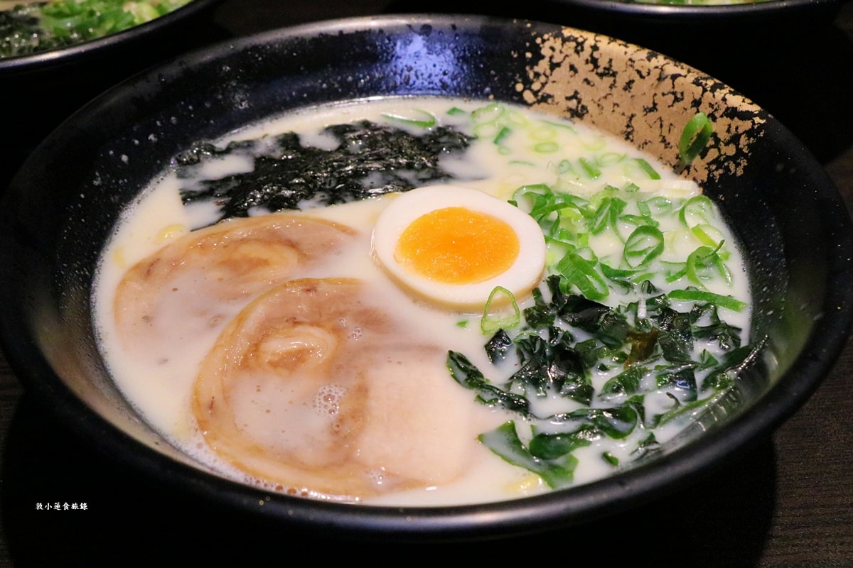 九湯屋日本拉麵 仁武店‧九州風格湯底，湯頭濃郁可續湯，喜愛奶油香味推薦九州白湯拉麵