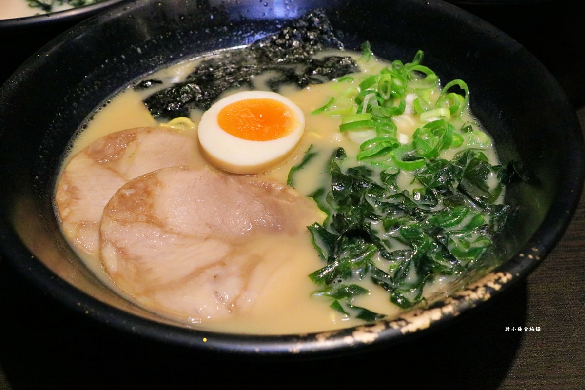 九湯屋日本拉麵 仁武店‧九州風格湯底，湯頭濃郁可續湯，喜愛奶油香味推薦九州白湯拉麵