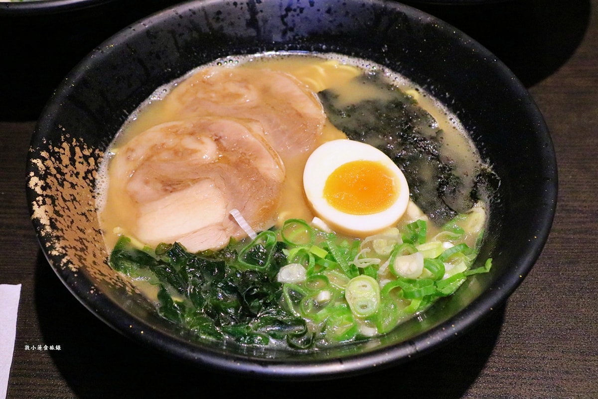 九湯屋日本拉麵 仁武店‧九州風格湯底，湯頭濃郁可續湯，喜愛奶油香味推薦九州白湯拉麵